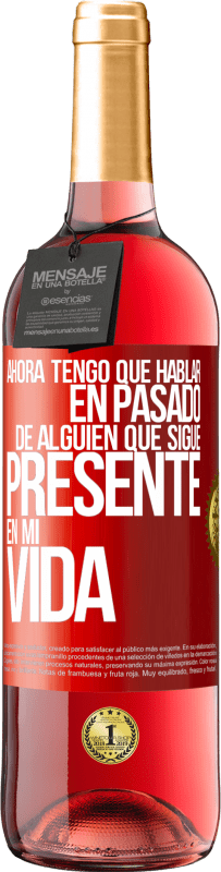 29,95 € Envío gratis | Vino Rosado Edición ROSÉ Ahora tengo que hablar en pasado de alguien que sigue presente en mi vida Etiqueta Roja. Etiqueta personalizable Vino joven Cosecha 2025 Tempranillo
