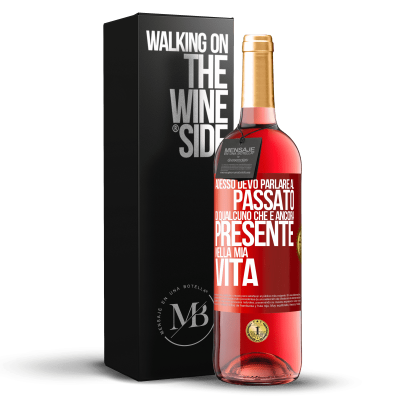 29,95 € Spedizione Gratuita | Vino rosato Edizione ROSÉ Adesso devo parlare al passato di qualcuno che è ancora presente nella mia vita Etichetta Rossa. Etichetta personalizzabile Vino giovane Raccogliere 2023 Tempranillo