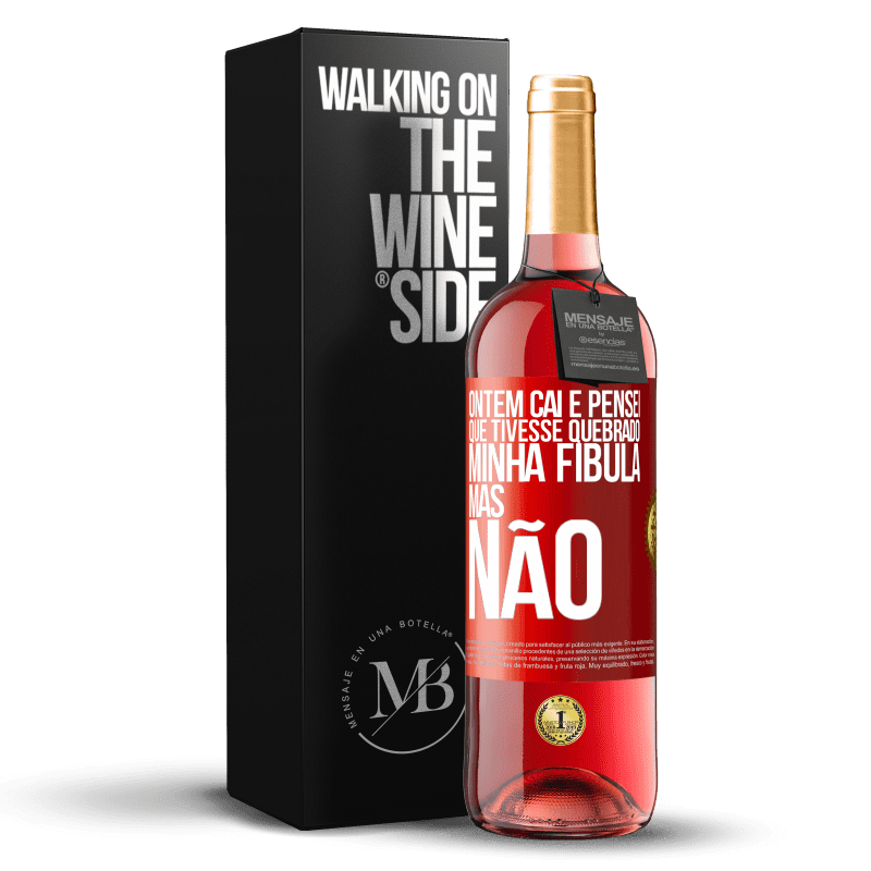 29,95 € Envio grátis | Vinho rosé Edição ROSÉ Ontem caí e pensei que tivesse quebrado minha fíbula. Mas não Etiqueta Vermelha. Etiqueta personalizável Vinho jovem Colheita 2023 Tempranillo