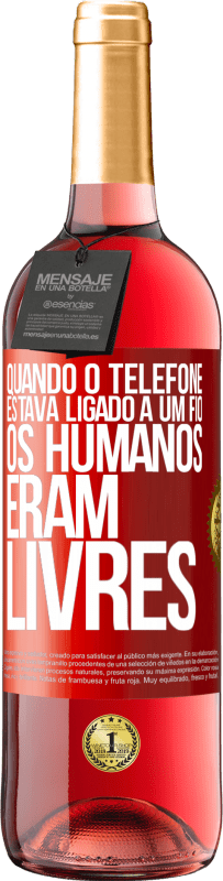 29,95 € Envio grátis | Vinho rosé Edição ROSÉ Quando o telefone estava ligado a um fio, os humanos eram livres Etiqueta Vermelha. Etiqueta personalizável Vinho jovem Colheita 2023 Tempranillo