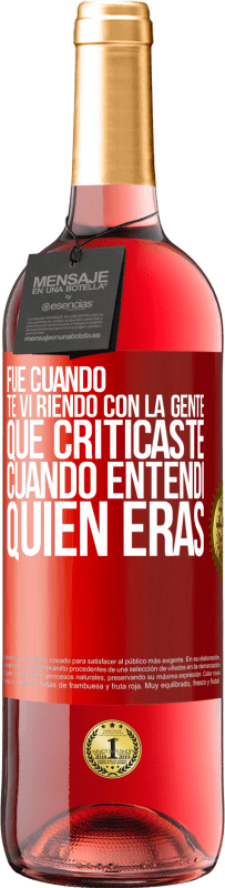 29,95 € Envío gratis | Vino Rosado Edición ROSÉ Fue cuando te vi riendo con la gente que criticaste, cuando entendí quién eras Etiqueta Roja. Etiqueta personalizable Vino joven Cosecha 2025 Tempranillo