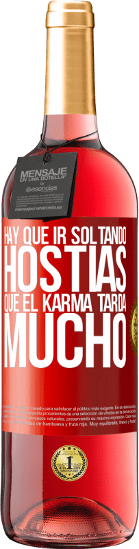 Envío gratis | Vino Rosado Edición ROSÉ Hay que ir soltando hostias, que el karma tarda mucho Etiqueta Roja. Etiqueta personalizable Vino joven Cosecha 2023 Tempranillo