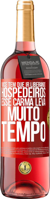 Envio grátis | Vinho rosé Edição ROSÉ Você tem que ir liberando hospedeiros, esse carma leva muito tempo Etiqueta Vermelha. Etiqueta personalizável Vinho jovem Colheita 2023 Tempranillo