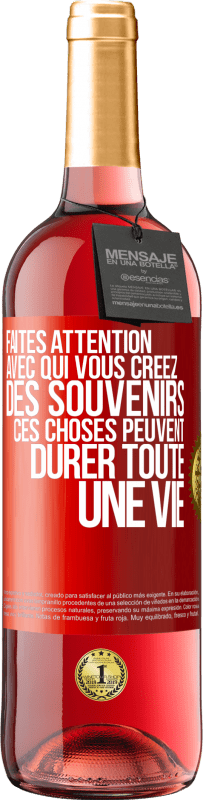 29,95 € | Vin rosé Édition ROSÉ Faites attention avec qui vous créez des souvenirs. Ces choses peuvent durer toute une vie Étiquette Rouge. Étiquette personnalisable Vin jeune Récolte 2024 Tempranillo