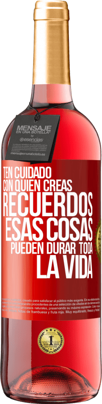 Envío gratis | Vino Rosado Edición ROSÉ Ten cuidado con quién creas recuerdos. Esas cosas pueden durar toda la vida Etiqueta Roja. Etiqueta personalizable Vino joven Cosecha 2023 Tempranillo