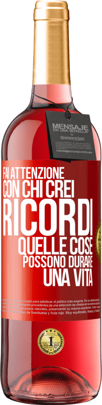 Spedizione Gratuita | Vino rosato Edizione ROSÉ Fai attenzione con chi crei ricordi. Quelle cose possono durare una vita Etichetta Rossa. Etichetta personalizzabile Vino giovane Raccogliere 2023 Tempranillo