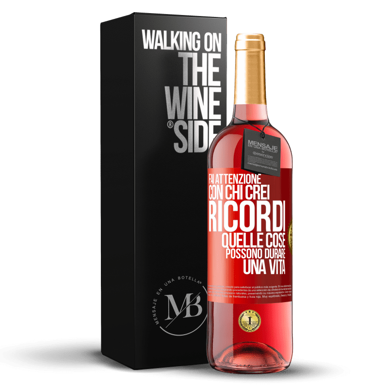 29,95 € Spedizione Gratuita | Vino rosato Edizione ROSÉ Fai attenzione con chi crei ricordi. Quelle cose possono durare una vita Etichetta Rossa. Etichetta personalizzabile Vino giovane Raccogliere 2023 Tempranillo