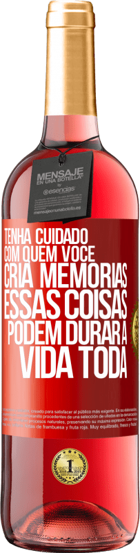 Envio grátis | Vinho rosé Edição ROSÉ Tenha cuidado com quem você cria memórias. Essas coisas podem durar a vida toda Etiqueta Vermelha. Etiqueta personalizável Vinho jovem Colheita 2023 Tempranillo