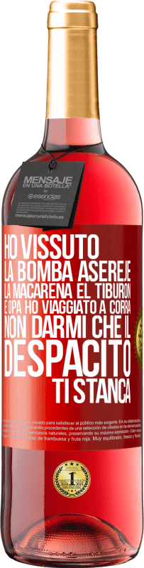 29,95 € Spedizione Gratuita | Vino rosato Edizione ROSÉ Ho vissuto La bomba, Aserejé, La Macarena, El Tiburon e Opá, ho viaggiato a corrá. Non darmi che il Despacito ti stanca Etichetta Rossa. Etichetta personalizzabile Vino giovane Raccogliere 2023 Tempranillo