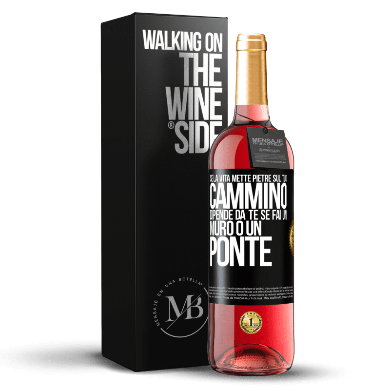 29,95 € Spedizione Gratuita | Vino rosato Edizione ROSÉ Se la vita mette pietre sul tuo cammino, dipende da te se fai un muro o un ponte Etichetta Nera. Etichetta personalizzabile Vino giovane Raccogliere 2023 Tempranillo