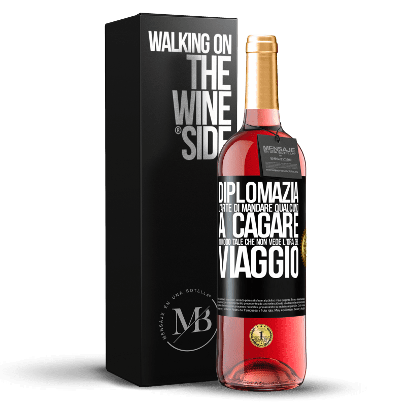 29,95 € Spedizione Gratuita | Vino rosato Edizione ROSÉ Diplomazia. L'arte di mandare qualcuno a cagare in modo tale che non vede l'ora del viaggio Etichetta Nera. Etichetta personalizzabile Vino giovane Raccogliere 2024 Tempranillo