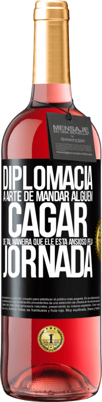 29,95 € | Vinho rosé Edição ROSÉ Diplomacia A arte de mandar alguém cagar de tal maneira que ele está ansioso pela jornada Etiqueta Preta. Etiqueta personalizável Vinho jovem Colheita 2025 Tempranillo