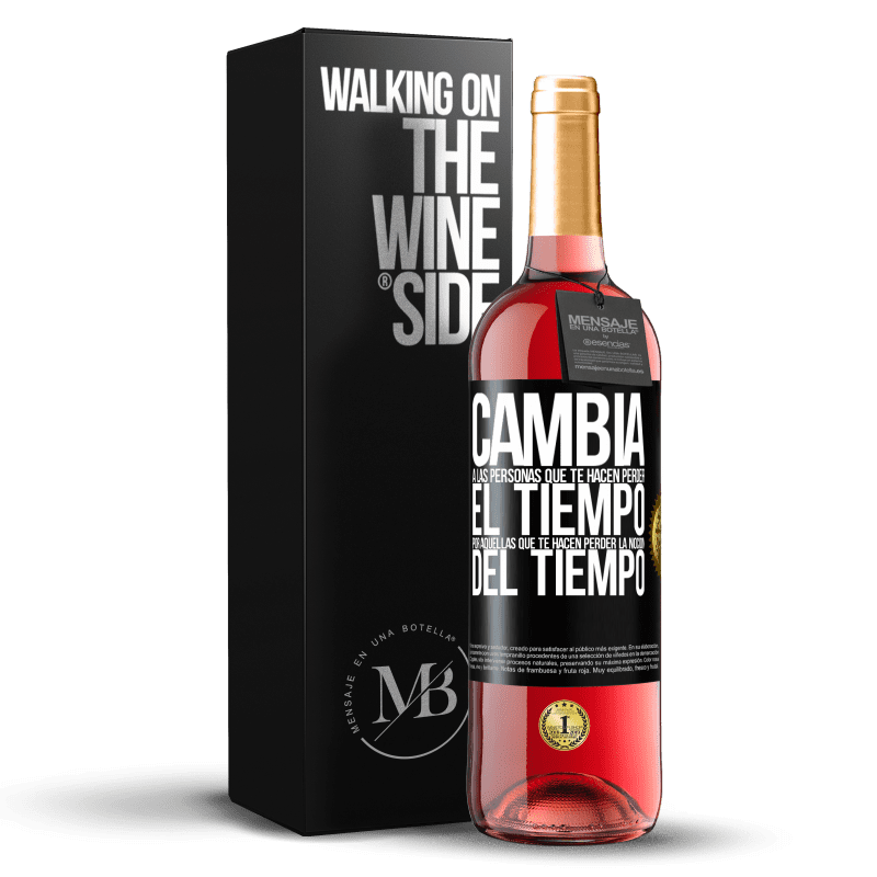 29,95 € Envío gratis | Vino Rosado Edición ROSÉ Cambia a las personas que te hacen perder el tiempo por aquellas que te hacen perder la noción del tiempo Etiqueta Negra. Etiqueta personalizable Vino joven Cosecha 2024 Tempranillo