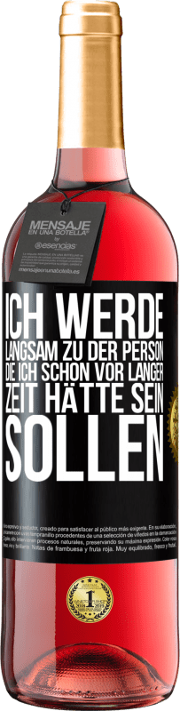 29,95 € | Roséwein ROSÉ Ausgabe Ich werde langsam zu der Person, die ich schon vor langer Zeit hätte sein sollen Schwarzes Etikett. Anpassbares Etikett Junger Wein Ernte 2024 Tempranillo