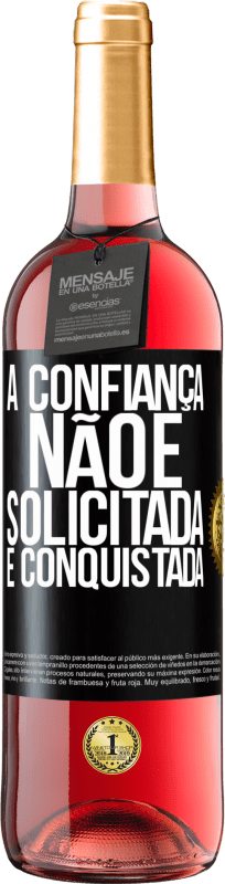 29,95 € | Vinho rosé Edição ROSÉ A confiança não é solicitada, é conquistada Etiqueta Preta. Etiqueta personalizável Vinho jovem Colheita 2025 Tempranillo