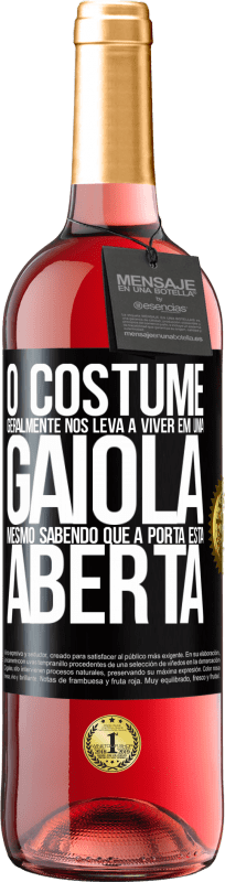 29,95 € | Vinho rosé Edição ROSÉ O costume geralmente nos leva a viver em uma gaiola, mesmo sabendo que a porta está aberta Etiqueta Preta. Etiqueta personalizável Vinho jovem Colheita 2024 Tempranillo