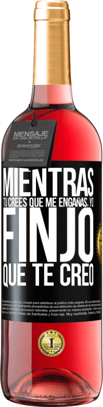 29,95 € Envío gratis | Vino Rosado Edición ROSÉ Mientras tú crees que me engañas, yo finjo que te creo Etiqueta Negra. Etiqueta personalizable Vino joven Cosecha 2023 Tempranillo