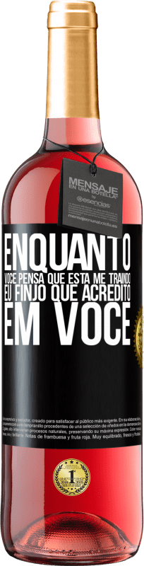 29,95 € Envio grátis | Vinho rosé Edição ROSÉ Enquanto você pensa que está me traindo, eu finjo que acredito em você Etiqueta Preta. Etiqueta personalizável Vinho jovem Colheita 2025 Tempranillo