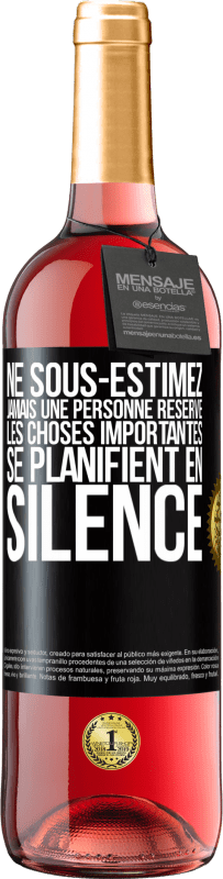 29,95 € Envoi gratuit | Vin rosé Édition ROSÉ Ne sous-estimez jamais une personne réservé, les choses importantes se planifient en silence Étiquette Noire. Étiquette personnalisable Vin jeune Récolte 2025 Tempranillo