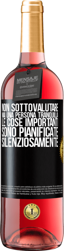 29,95 € | Vino rosato Edizione ROSÉ Non sottovalutare mai una persona tranquilla, le cose importanti sono pianificate silenziosamente Etichetta Nera. Etichetta personalizzabile Vino giovane Raccogliere 2024 Tempranillo