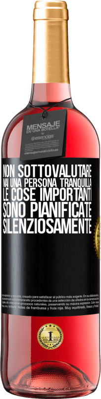 29,95 € Spedizione Gratuita | Vino rosato Edizione ROSÉ Non sottovalutare mai una persona tranquilla, le cose importanti sono pianificate silenziosamente Etichetta Nera. Etichetta personalizzabile Vino giovane Raccogliere 2025 Tempranillo