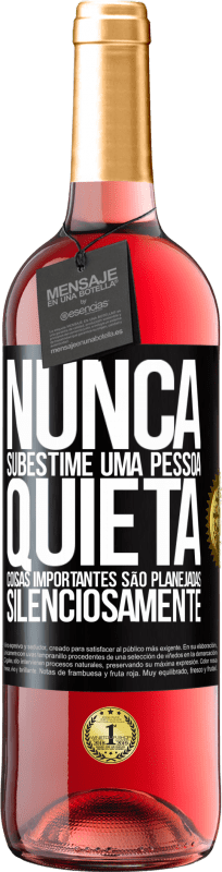 29,95 € Envio grátis | Vinho rosé Edição ROSÉ Nunca subestime uma pessoa quieta, coisas importantes são planejadas silenciosamente Etiqueta Preta. Etiqueta personalizável Vinho jovem Colheita 2023 Tempranillo