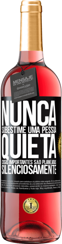 29,95 € | Vinho rosé Edição ROSÉ Nunca subestime uma pessoa quieta, coisas importantes são planejadas silenciosamente Etiqueta Preta. Etiqueta personalizável Vinho jovem Colheita 2025 Tempranillo