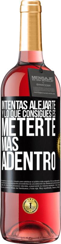 29,95 € Envío gratis | Vino Rosado Edición ROSÉ Intentas alejarte y lo que consigues es meterte más adentro Etiqueta Negra. Etiqueta personalizable Vino joven Cosecha 2024 Tempranillo