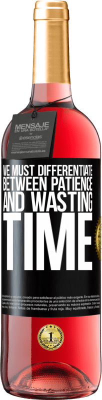 29,95 € 免费送货 | 桃红葡萄酒 ROSÉ版 我们必须区分耐心和浪费时间 黑标. 可自定义的标签 青年酒 收成 2023 Tempranillo