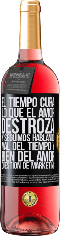 29,95 € Envío gratis | Vino Rosado Edición ROSÉ El tiempo cura lo que el amor destroza. Y seguimos hablando mal del tiempo y bien del amor. Cuestión de márketing Etiqueta Negra. Etiqueta personalizable Vino joven Cosecha 2025 Tempranillo
