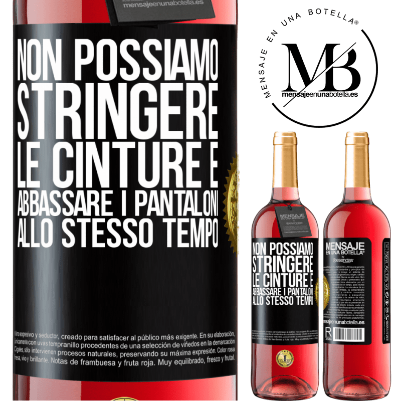 29,95 € Spedizione Gratuita | Vino rosato Edizione ROSÉ Non possiamo stringere le cinture e abbassare i pantaloni allo stesso tempo Etichetta Nera. Etichetta personalizzabile Vino giovane Raccogliere 2024 Tempranillo