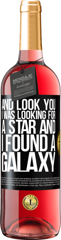 29,95 € Бесплатная доставка | Розовое вино Издание ROSÉ И посмотрите, я искал звезду и нашел галактику Черная метка. Настраиваемая этикетка Молодое вино Урожай 2023 Tempranillo