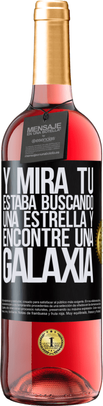 29,95 € Envío gratis | Vino Rosado Edición ROSÉ Y mira tú, estaba buscando una estrella y encontré una galaxia Etiqueta Negra. Etiqueta personalizable Vino joven Cosecha 2025 Tempranillo