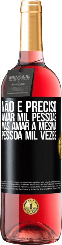 29,95 € | Vinho rosé Edição ROSÉ Não é preciso amar mil pessoas, mas amar a mesma pessoa mil vezes Etiqueta Preta. Etiqueta personalizável Vinho jovem Colheita 2023 Tempranillo