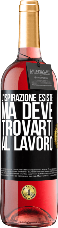 29,95 € Spedizione Gratuita | Vino rosato Edizione ROSÉ L'ispirazione esiste, ma deve trovarti al lavoro Etichetta Nera. Etichetta personalizzabile Vino giovane Raccogliere 2025 Tempranillo