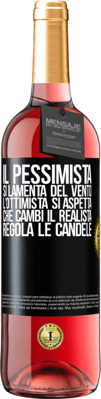 29,95 € Spedizione Gratuita | Vino rosato Edizione ROSÉ Il pessimista si lamenta del vento l'ottimista si aspetta che cambi il realista regola le candele Etichetta Nera. Etichetta personalizzabile Vino giovane Raccogliere 2025 Tempranillo