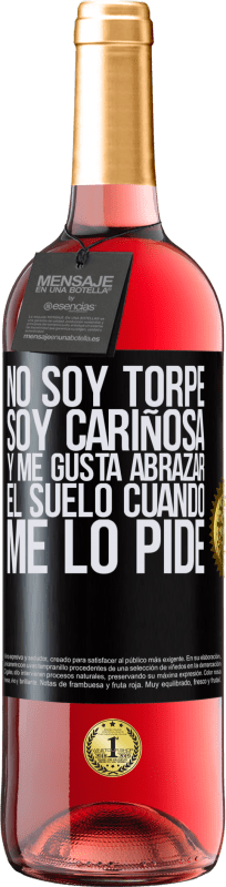 29,95 € Envío gratis | Vino Rosado Edición ROSÉ No soy torpe, soy cariñosa, y me gusta abrazar el suelo cuando me lo pide Etiqueta Negra. Etiqueta personalizable Vino joven Cosecha 2024 Tempranillo