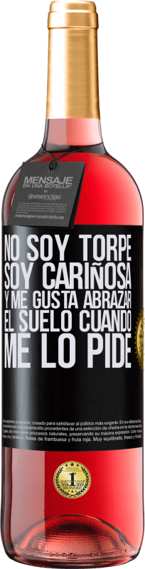 29,95 € Envío gratis | Vino Rosado Edición ROSÉ No soy torpe, soy cariñosa, y me gusta abrazar el suelo cuando me lo pide Etiqueta Negra. Etiqueta personalizable Vino joven Cosecha 2025 Tempranillo