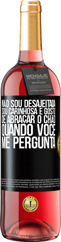 29,95 € | Vinho rosé Edição ROSÉ Não sou desajeitada, sou carinhosa e gosto de abraçar o chão quando você me pergunta Etiqueta Preta. Etiqueta personalizável Vinho jovem Colheita 2024 Tempranillo