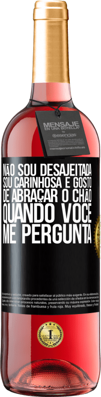 29,95 € Envio grátis | Vinho rosé Edição ROSÉ Não sou desajeitada, sou carinhosa e gosto de abraçar o chão quando você me pergunta Etiqueta Preta. Etiqueta personalizável Vinho jovem Colheita 2025 Tempranillo