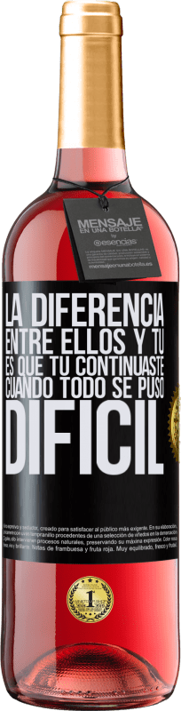 29,95 € | Vino Rosado Edición ROSÉ La diferencia entre ellos y tú, es que tú continuaste cuando todo se puso difícil Etiqueta Negra. Etiqueta personalizable Vino joven Cosecha 2025 Tempranillo