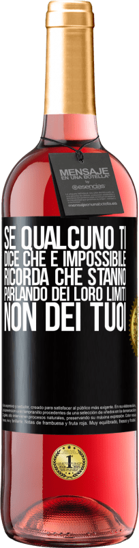 29,95 € | Vino rosato Edizione ROSÉ Se qualcuno ti dice che è impossibile, ricorda che stanno parlando dei loro limiti, non dei tuoi Etichetta Nera. Etichetta personalizzabile Vino giovane Raccogliere 2024 Tempranillo