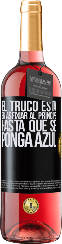 29,95 € Envío gratis | Vino Rosado Edición ROSÉ El truco está en axfisiar al príncipe hasta que se ponga azul Etiqueta Negra. Etiqueta personalizable Vino joven Cosecha 2023 Tempranillo