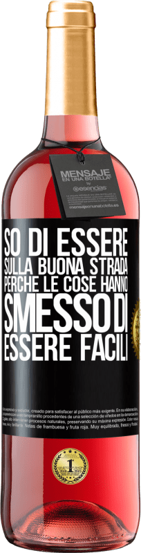 29,95 € Spedizione Gratuita | Vino rosato Edizione ROSÉ So di essere sulla buona strada perché le cose hanno smesso di essere facili Etichetta Nera. Etichetta personalizzabile Vino giovane Raccogliere 2023 Tempranillo