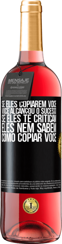 29,95 € | Vinho rosé Edição ROSÉ Se eles copiarem você, você alcançou o sucesso. Se eles te criticam, eles nem sabem como copiar você Etiqueta Preta. Etiqueta personalizável Vinho jovem Colheita 2024 Tempranillo