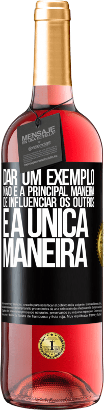 Envio grátis | Vinho rosé Edição ROSÉ Dar um exemplo não é a principal maneira de influenciar os outros é a única maneira Etiqueta Preta. Etiqueta personalizável Vinho jovem Colheita 2023 Tempranillo