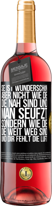 29,95 € Kostenloser Versand | Roséwein ROSÉ Ausgabe Sie ist wunderschön. Aber nicht wie die, die nah sind und man seufzt. Sondern wie die, die weit weg sind und dir fehlt die Luft Schwarzes Etikett. Anpassbares Etikett Junger Wein Ernte 2025 Tempranillo