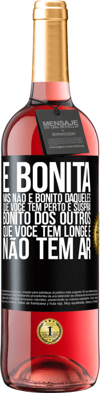 29,95 € | Vinho rosé Edição ROSÉ É bonita. Mas não é bonito daqueles que você tem perto e suspira. Bonito dos outros, que você tem longe e não tem ar Etiqueta Preta. Etiqueta personalizável Vinho jovem Colheita 2024 Tempranillo