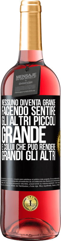 29,95 € | Vino rosato Edizione ROSÉ Nessuno diventa grande facendo sentire gli altri piccoli. Grande è colui che può rendere grandi gli altri Etichetta Nera. Etichetta personalizzabile Vino giovane Raccogliere 2024 Tempranillo