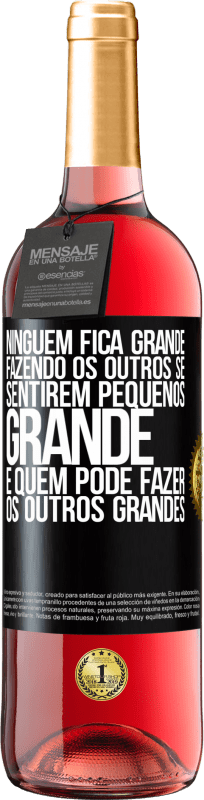29,95 € Envio grátis | Vinho rosé Edição ROSÉ Ninguém fica grande fazendo os outros se sentirem pequenos. Grande é quem pode fazer os outros grandes Etiqueta Preta. Etiqueta personalizável Vinho jovem Colheita 2025 Tempranillo